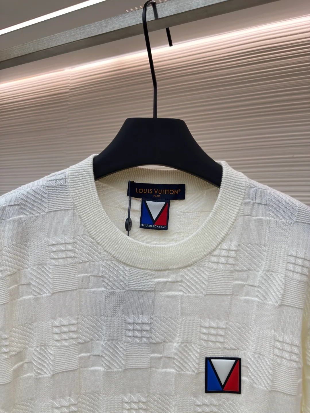LOUIS VUITTON three-color plaid short-sleeves with rubber seal ●Authentic product: Purchased and developed at 9250 ●Item number: 1680393-A60 ●Fabric: combed cotton fabric ●Technology: knitting ●Version: fitted version ●Weight: about 310 grams ●Size: XS-S-M-L ●Description: The fabric is made of the same high-quality 101/2 count fully combed cotton as the original version and is knitted on an ultra-fine 14-needle computerized flat knitting machine. Compared with the ordinary cotton yarn version in the market, the 101/2 fully combed cotton has a more delicate texture. The raw materials The fiber reaches 25-35 mm, which makes the woven fabric more delicate, and the clothes are not easy to wrinkle, and the anti-pilling resistance can reach 4-5 levels; most clothes made of ordinary cotton yarn on the market are easy to wrinkle, and will have wrinkles after one wear, and will pill after being used a few times. The overall wiring is straight and delicate, the fabric is comfortable and soft, and the color is consistent without color difference. It can be matched with the same style to create a fashionable look and control various occasions. Customized accessories, complete with three standards, same style for men and women!